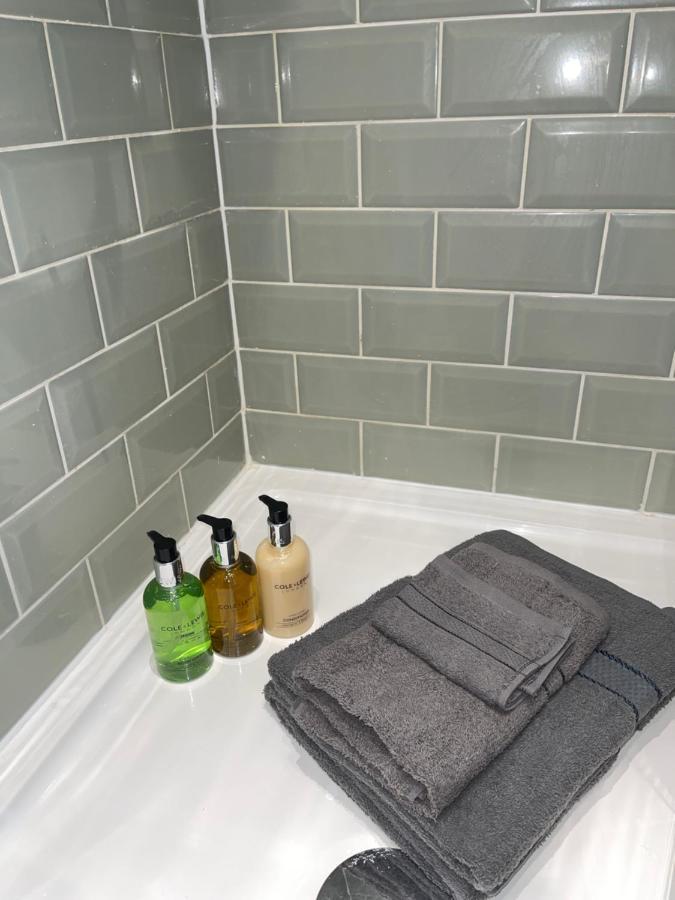 Acaster House, X4 Rooms With En-Suites X1 Room Private Bathroom, Street Parking, Close To Train Station Kettering Exterior foto